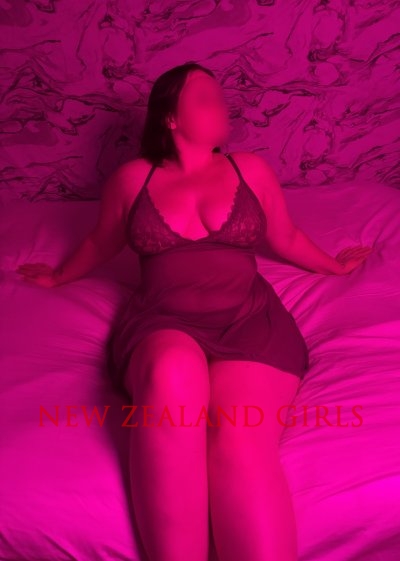 Central Nth Island Escort Poppy  -Sensual Massage with curvy, young NZ European.